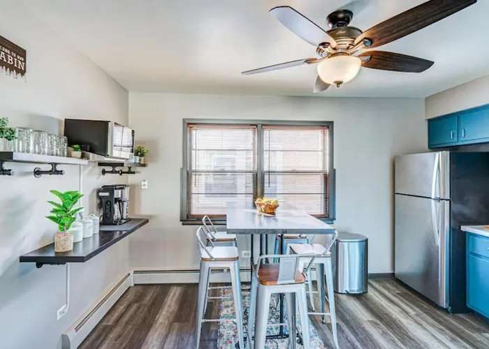 Rated •king Bed • Safe Historic Location * Elmwood Park