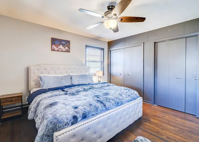 Rated •king Bed • Safe Historic Location Elmwood Park