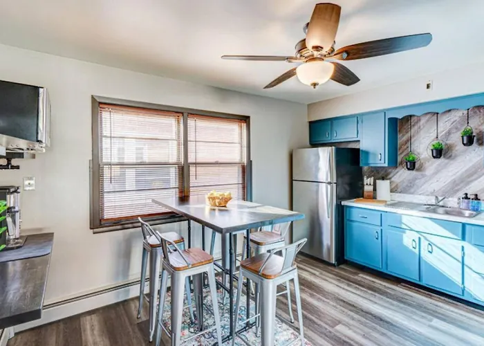 Rated •king Bed • Safe Historic Location * Elmwood Park