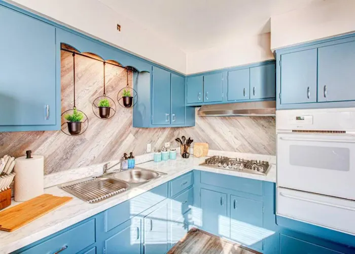 Rated •king Bed • Safe Historic Location Elmwood Park
