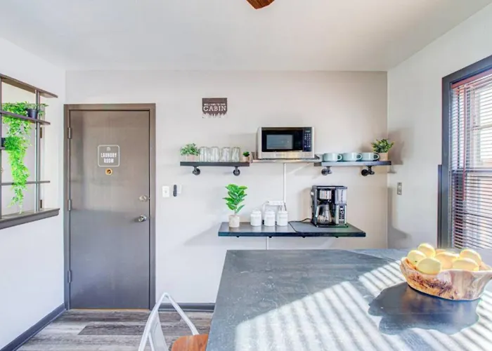 Rated •king Bed • Safe Historic Location * Elmwood Park